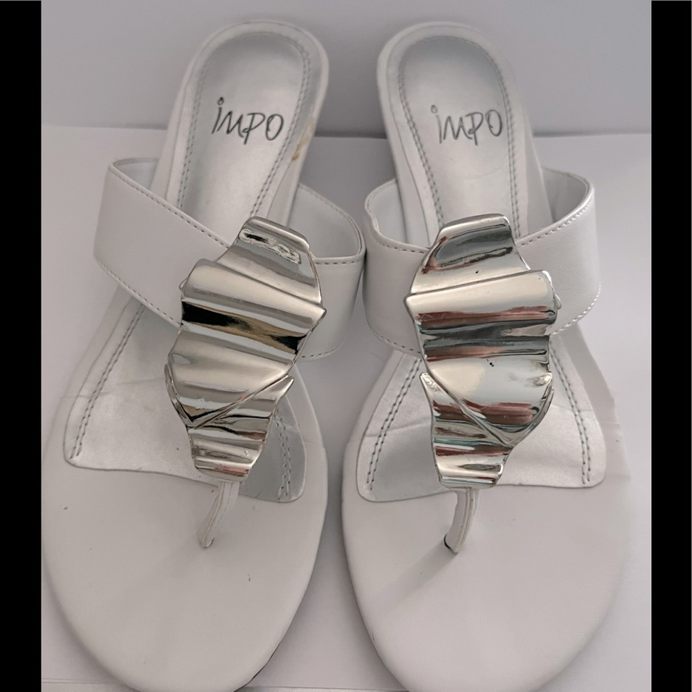 Super cute white sandals. Very comfy
